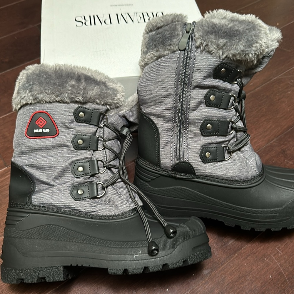 Kids BRAND NEW size 3 Dream pairs winter boots furlined adjustable toggle/zipper